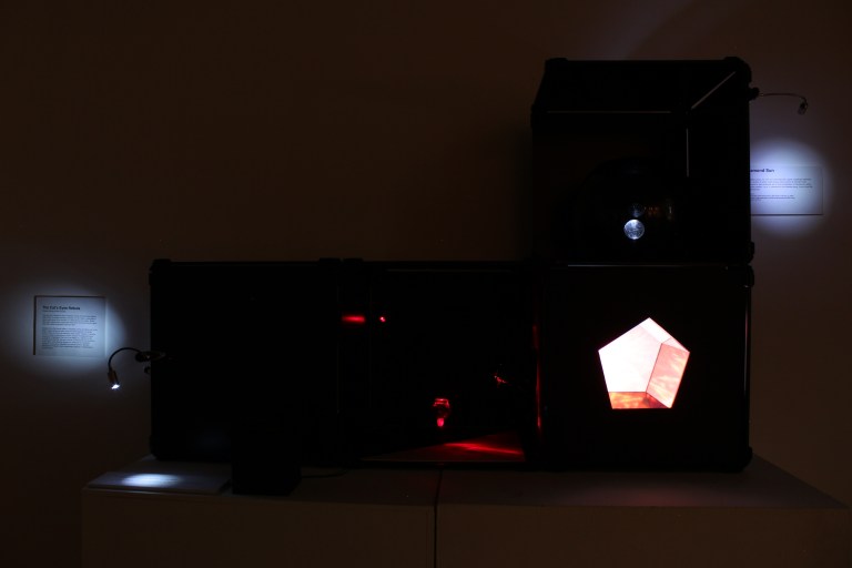 Mick Lorusso & Clarissa Ribeiro, "The Cat's Eye Nebula", 2015, Vista de instalación en Los Ángeles, California, USA. Imagen cortesía de los artistas.