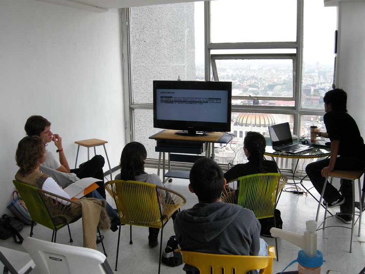 Taller Multinacional, Ciudad de México. El artista Eder Castillo impartiendo taller, 2010 (Imagen cortesía de Eder Castillol)