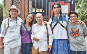 Disfrutan recorrido teatralizado