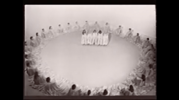 Intuición es un centro mundial de preguntas [Ubu Web | Imagen: James Lee Byars, "The World Question Center"]