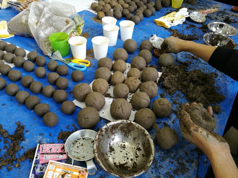 Taller El Anillo de Fuego de Arttextum sobre cartografía emocional a través de nendo dango, International Openair Expressions, 2017, Tokyo Denki University, Japón